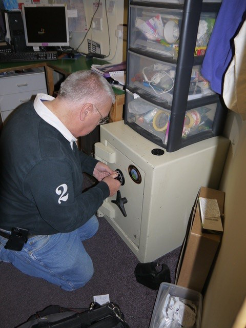 Safe combination locks